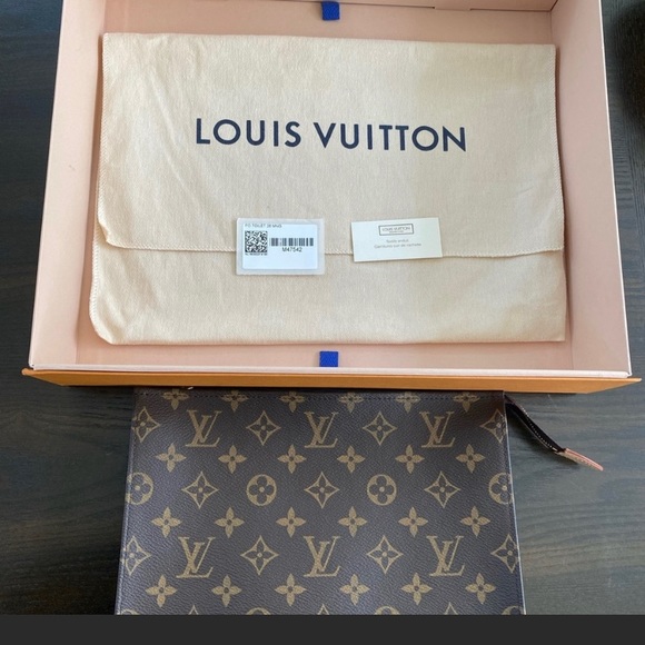 100% authentic LV toiletry 26. - Picture 8 of 9